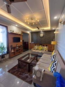 瑞诗凯诗Ganges Stay-Beautiful One BHK Apartment的客厅配有沙发和桌子