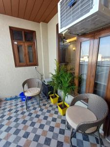 瑞诗凯诗Ganges Stay-Beautiful One BHK Apartment的一间设有两把椅子和一张桌子的房间,