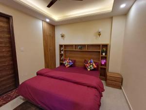 瑞诗凯诗Ganges Stay-Beautiful One BHK Apartment的一间卧室配有一张带紫色床单的大床