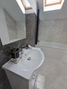 GiarmataHomestay near motorway的浴室配有白色水槽和浴缸。