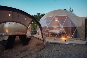 北冲The X10 Glamping Pool Villa Khaoyai เขาใหญ่ - SHA Certified的大型圆顶帐篷内配有木桌