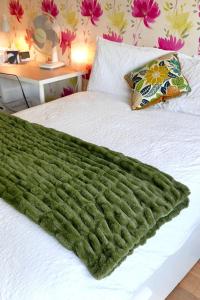 IcklefordAnna's House的铺在床上的绿毯