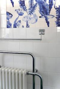 IcklefordAnna's House的浴室设有散热器和蓝色及白色瓷砖