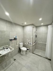 台北珂曼旅馆的浴室配有卫生间、盥洗盆和淋浴。