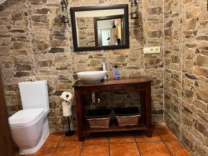 昆卡EL RIBAZO-Cuenca ciudad的石质浴室设有水槽和卫生间
