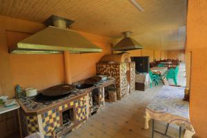 YalanghochСабзавот Давр Дача的厨房配有带锅碗瓢盆的炉灶。