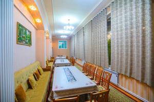 YalanghochСабзавот Давр Дача的一间带长桌和椅子的用餐室