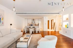 迪拜City Walk Building 2B - Al Wasl, Jumeirah - Mint Stay的客厅配有白色的沙发和桌子