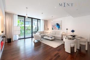 迪拜City Walk Building 2B - Al Wasl, Jumeirah - Mint Stay的客厅配有白色家具和桌子