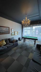 阿克雷里哈纳斯特拉蒂旅舍的客厅配有乒乓球桌