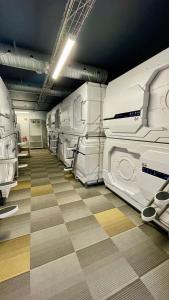阿克雷里哈纳斯特拉蒂旅舍的一间大型洗衣房,配有白色的显示器
