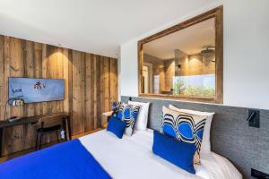 谷雪维尔Résidence Horizon Blanc - 4 Pièces pour 6 Personnes 314的一间卧室配有一张带蓝色枕头的大床