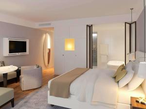 巴黎索菲特巴黎凯旋门酒店的一间带大床的卧室和一间客厅