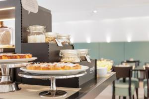 佛罗伦萨MH佛罗伦萨酒店及水疗中心的自助菜谱,包括蛋糕和一罐食品