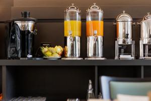 佛罗伦萨MH佛罗伦萨酒店及水疗中心的柜台上放着一大堆橙汁