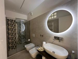 莫内利亚B&B Perla sul mare的一间带水槽和镜子的浴室