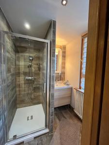 谢夫勒斯谢夫勒斯度假屋的带淋浴和盥洗盆的浴室