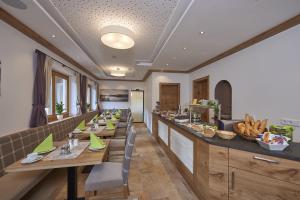 萨尔巴赫加比膳食公寓酒店的餐厅设有长排的桌椅
