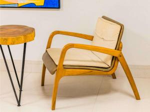 贝伦Ibis Styles Belém Hangar的木桌旁的木椅