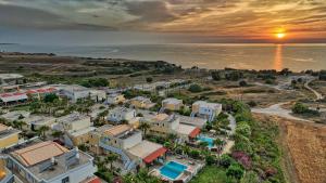 马斯蒂查里Kouros Palace的海洋海岸村庄的空中景观