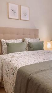 毕尔巴鄂BilboAppartment的一间卧室配有一张带白色毯子和枕头的床。