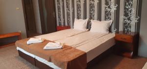 韦林格勒Почивна станция Витоша的一间卧室配有一张大床和两条毛巾