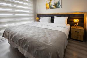 特拉布宗ZAL SUİTE的一间卧室配有一张带白色床单的大床