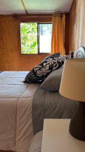 安加罗阿Cabañas Mahatua的一间卧室设有一张大床和一个窗户。