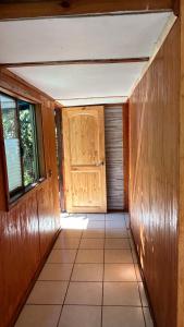 安加罗阿Cabañas Mahatua的房屋内空空的走廊,有木门