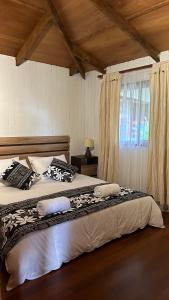 安加罗阿Cabañas Mahatua的一间卧室配有一张大床和两个枕头