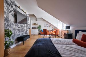 布达佩斯温馨友好II号公寓的一间卧室设有一张床和一间用餐室