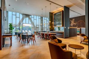 圣地亚哥曼科阿罗佩圣地亚哥酒店的餐厅设有桌椅和窗户。