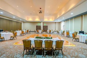 圣地亚哥曼科阿罗佩圣地亚哥酒店的宴会厅配有白色的桌椅
