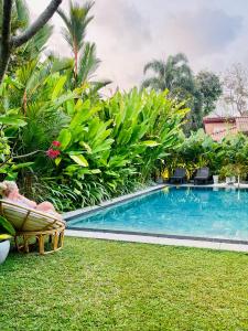 MahabageRoshe-Sky Guest House Colombo的度假村庭院内的游泳池