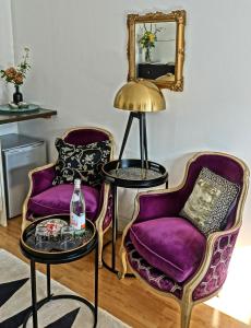 拉伊Rye Treat的一间设有两把椅子和一张带镜子的桌子的房间