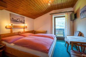 上柯尼希山麓米尔巴赫Mittereggalm的一间卧室设有两张床和窗户。