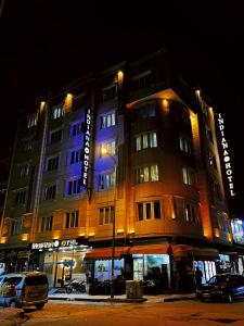 凡城inDİANA HOTEL的建筑的侧面有蓝色的灯光