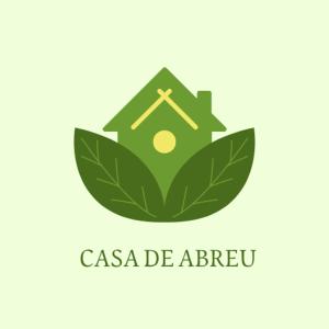 雷东德拉Albergue Casa de Abreu的绿意盎然的标志,树叶上的房子