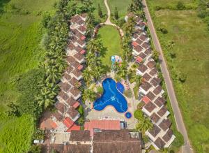 UtordaRoyal Orchid Beach Resort & Spa, Utorda Beach Goa的享有度假村游泳池的顶部景致