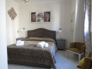 莫诺波利Diamantea的一间卧室配有一张床,上面有两条毛巾