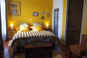 拉聂Chambres d'Hôtes Le relais des marmottes的一间卧室设有一张黄色墙壁的床