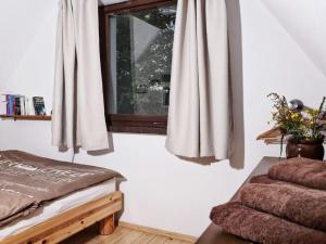 DrebachDrebach Modern retreat的一间卧室设有一张床和一个窗口