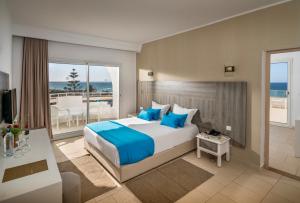 莫纳斯提尔Vincci Helya Beach的一间卧室配有一张床,享有海景