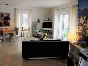 巴特莱辛哈尔Salzburg Comfortable holiday residence的客厅配有黑色沙发和桌子