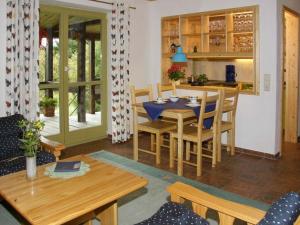 Rehefeld-ZaunhausMs Monika Rasehorn的厨房以及带桌椅的用餐室。