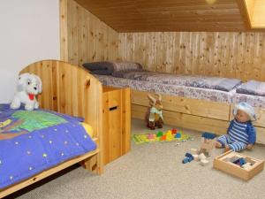 Rehefeld-ZaunhausMs Monika Rasehorn的卧室配有床和玩具,位于地板上