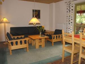 Rehefeld-ZaunhausMs Monika Rasehorn的客厅设有木长椅和桌子