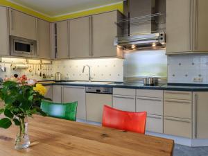 塞布尼茨Holiday apartments Ender的厨房配有木桌和五颜六色的椅子