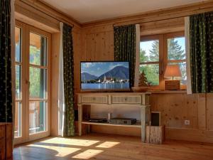 OberhofCastle view Modern retreat的客厅配有平面电视和窗户。
