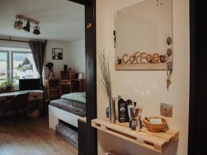 费斯恩Pura Vida - holiday apartment的带镜子的房间和一间带床的卧室